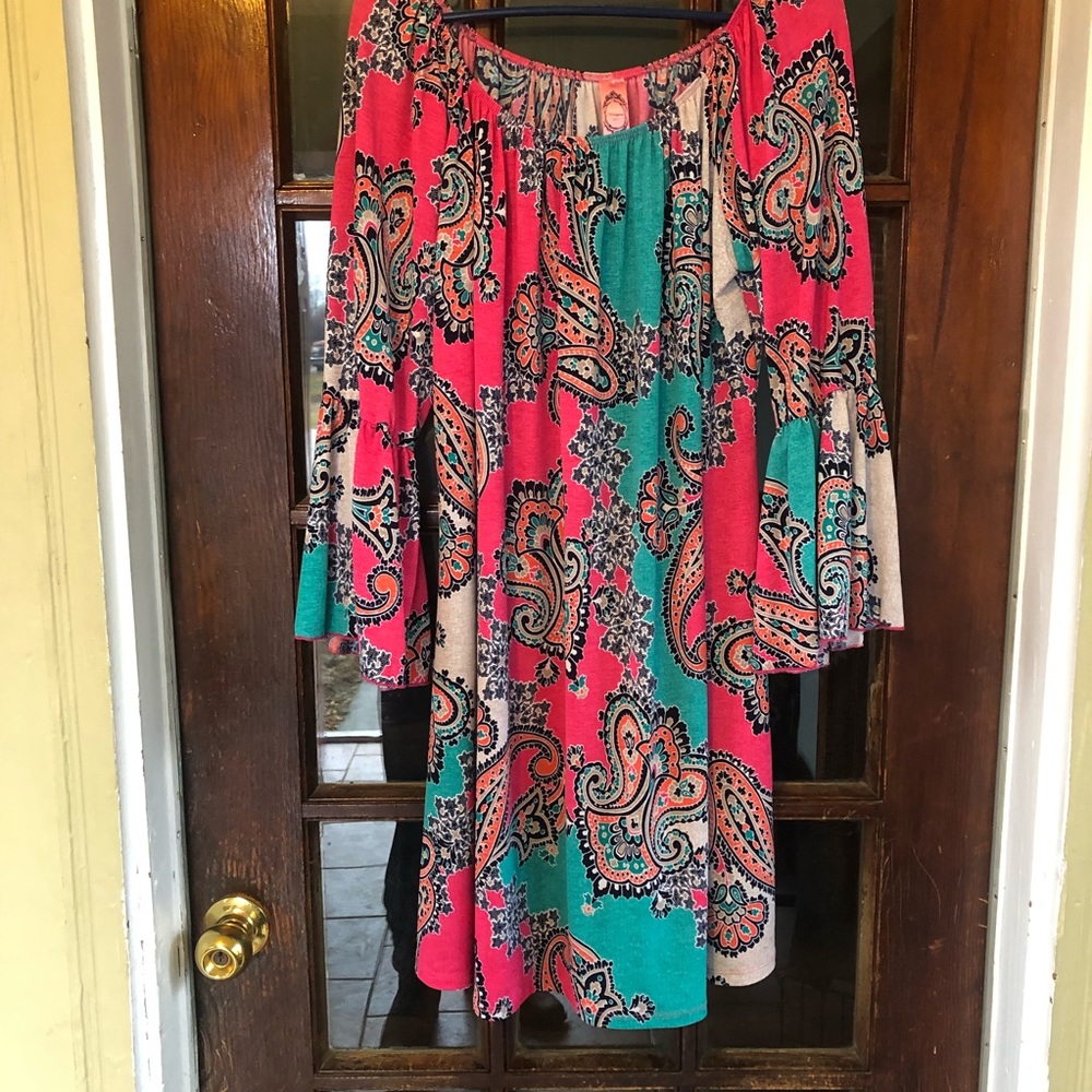 Dress with flared sleeves